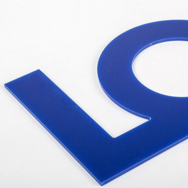 Logo personnalisé plexiglass Lyon